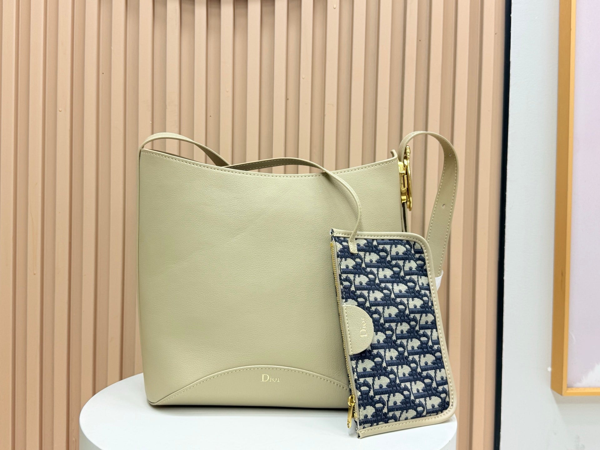 B1R76D45 Popular leather bag