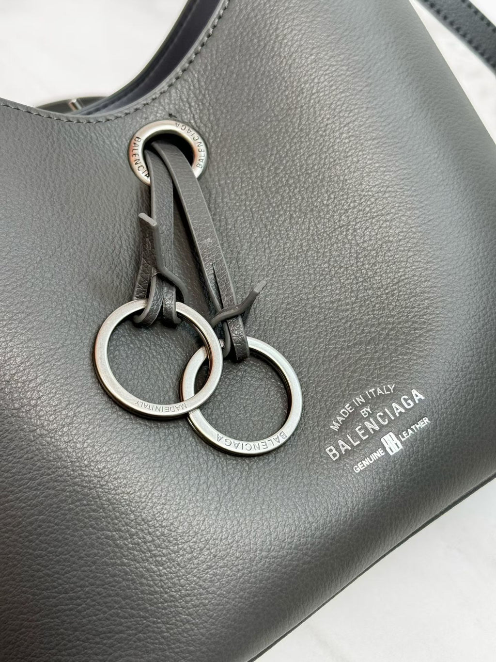 B1P46J144 Popular leather bags