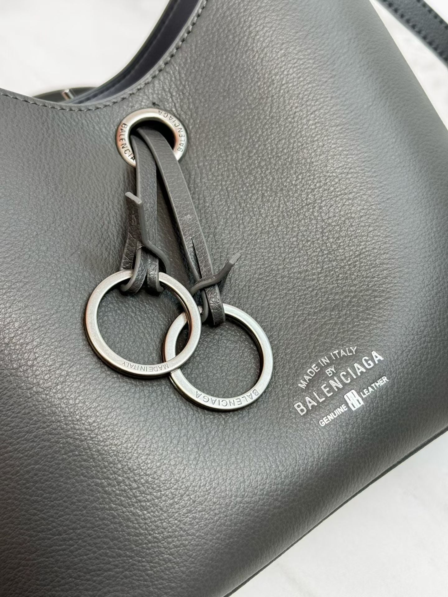 B1P46J144 Popular leather bags