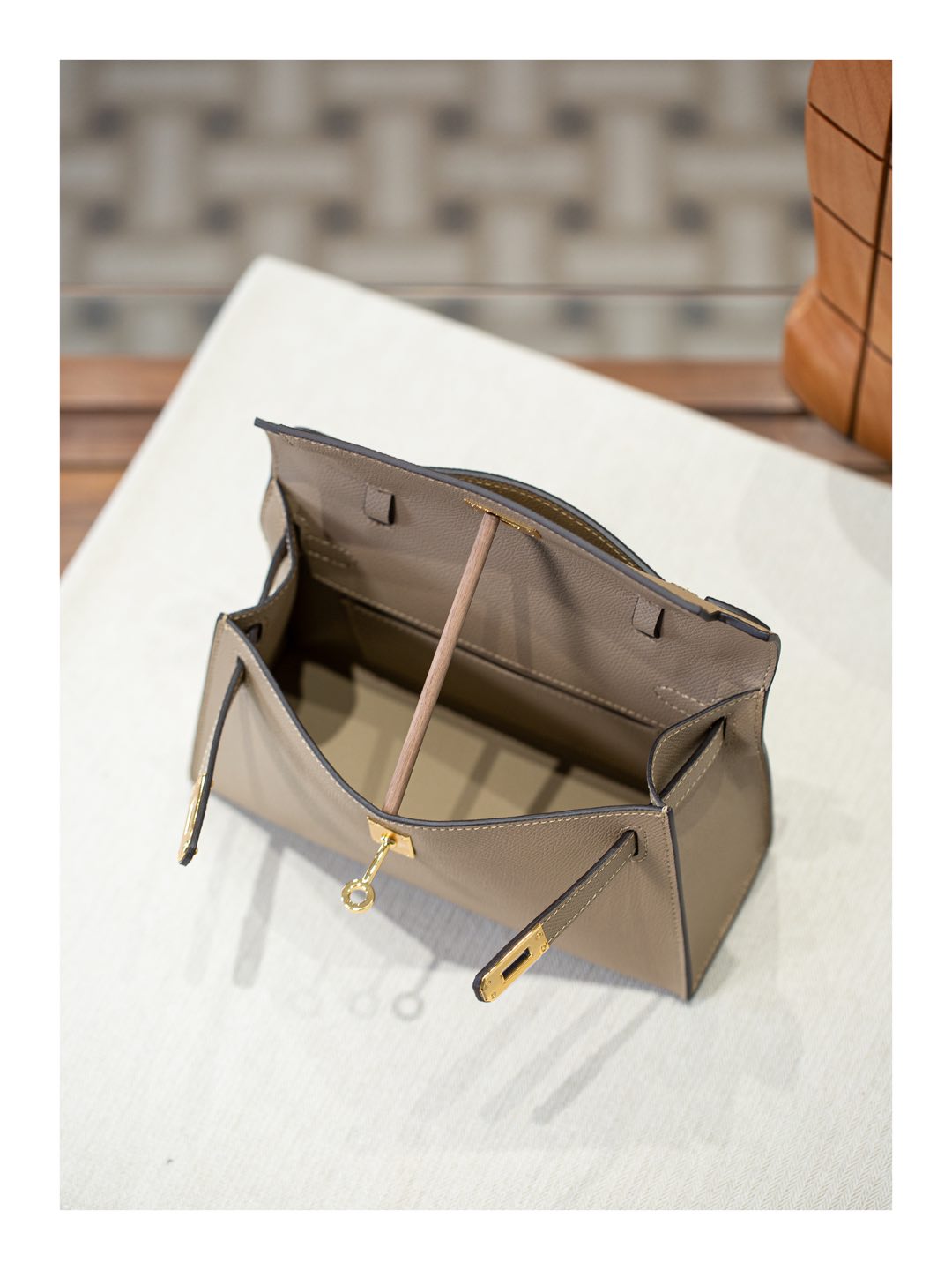 B1R66A6 Popular leather bag