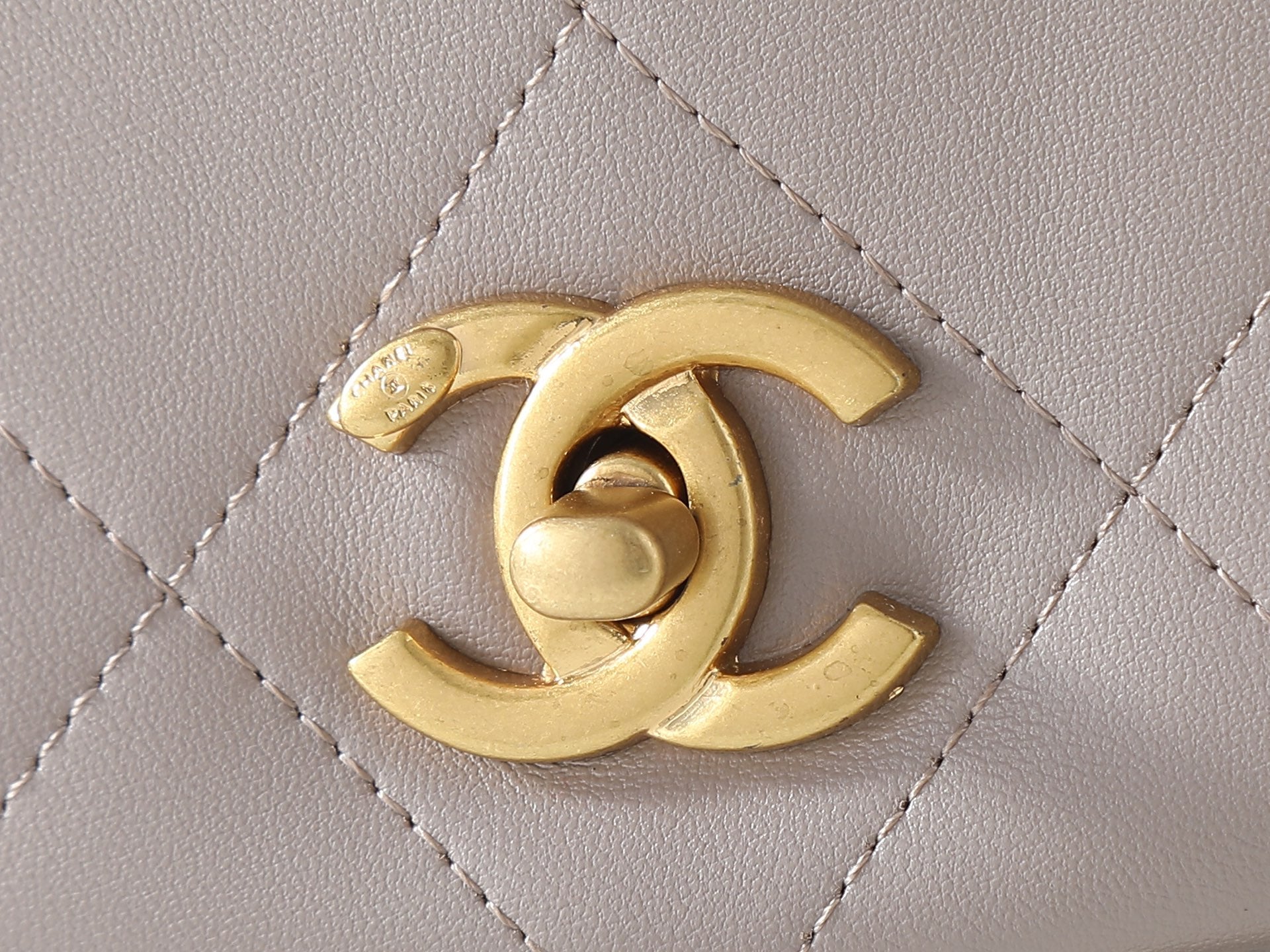B1R76C28 Popular leather bag