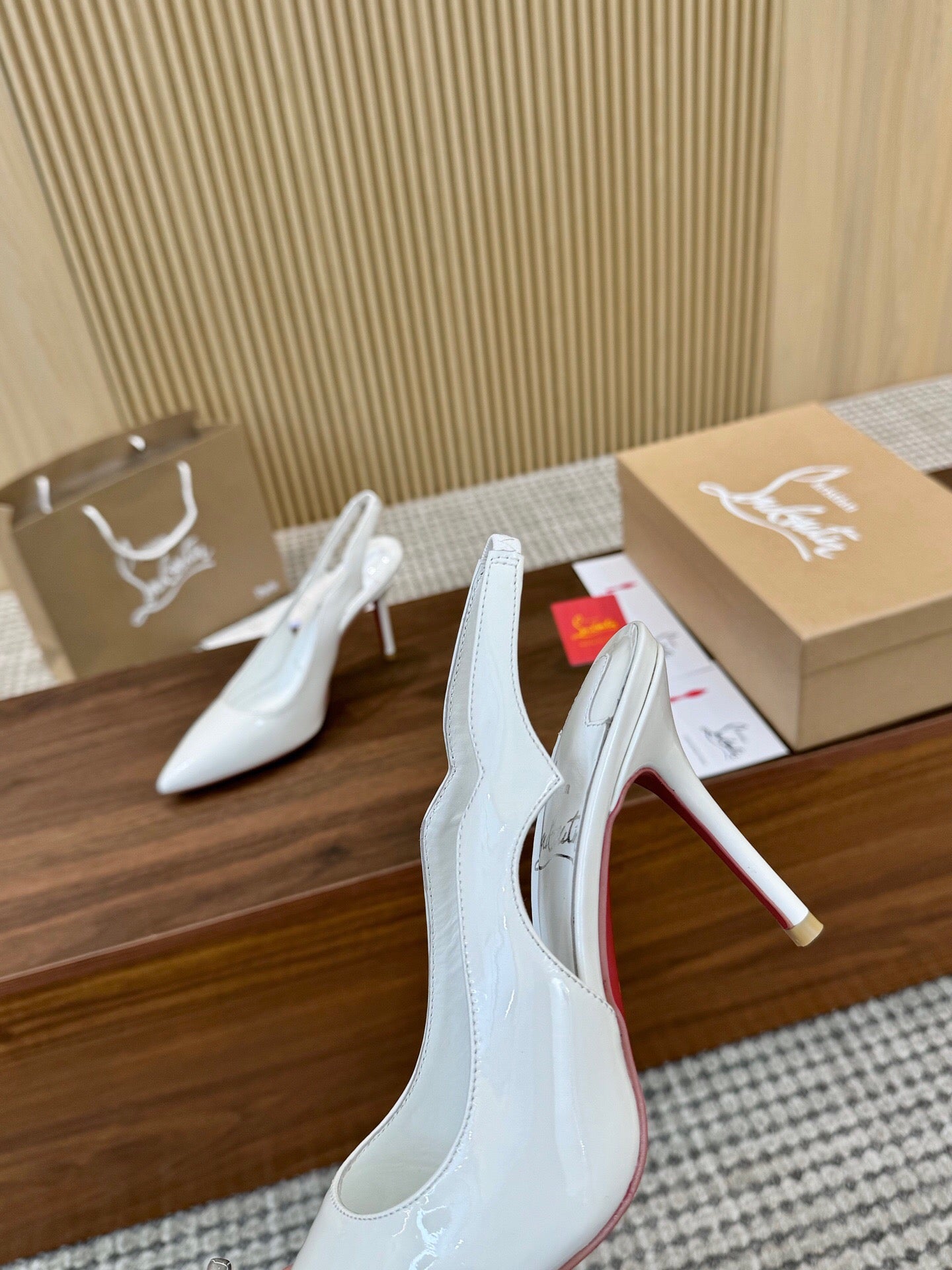 Z2N75A5  Popular leather High heels