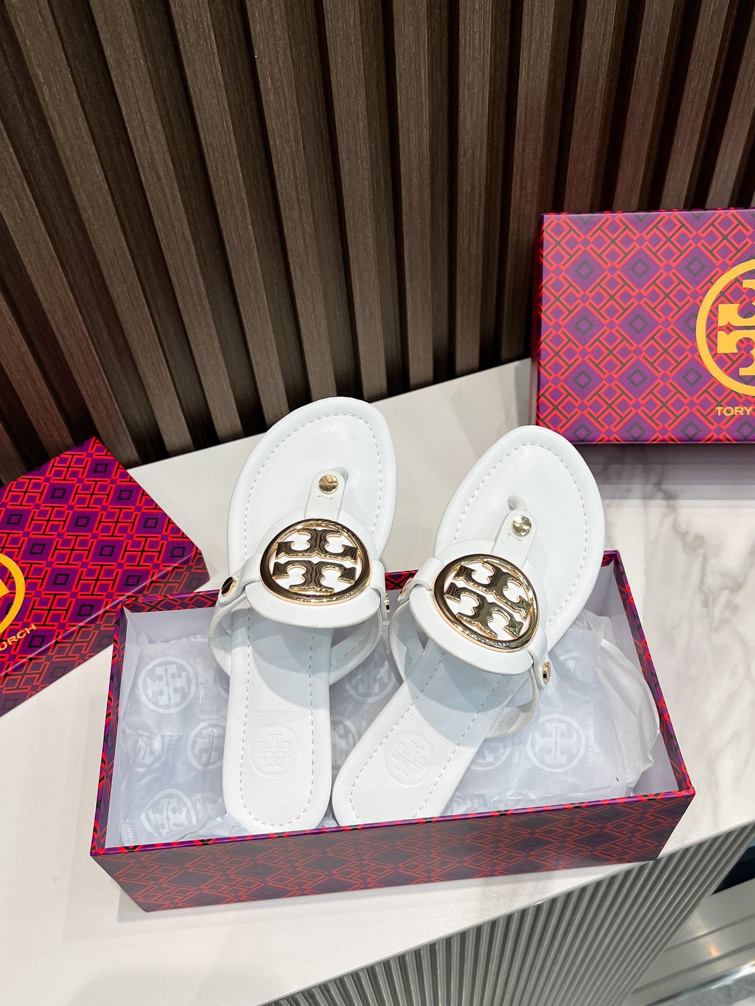 Z2Q55A34  Popular leather shoes