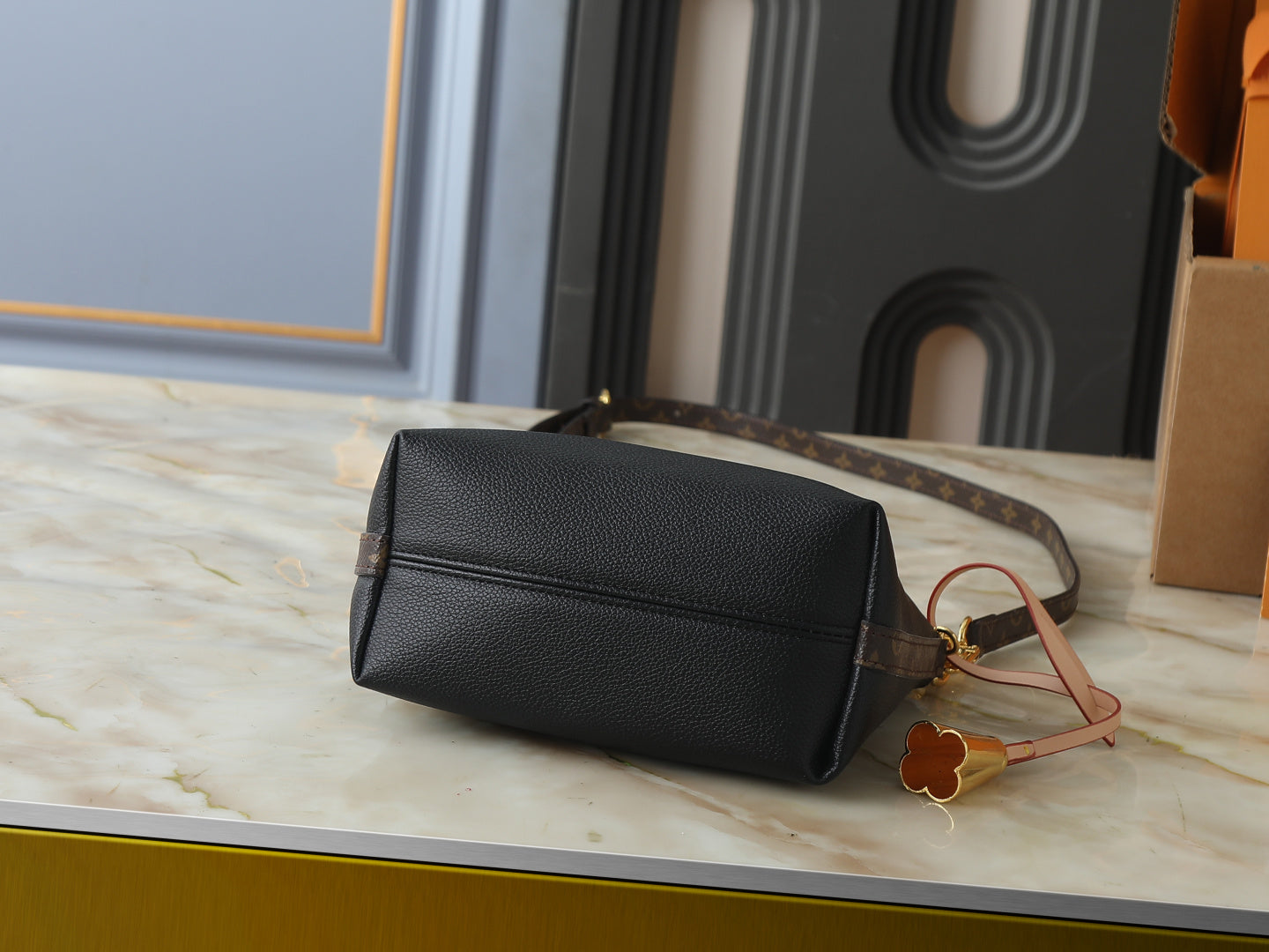B1N86E7 Popular leather bag