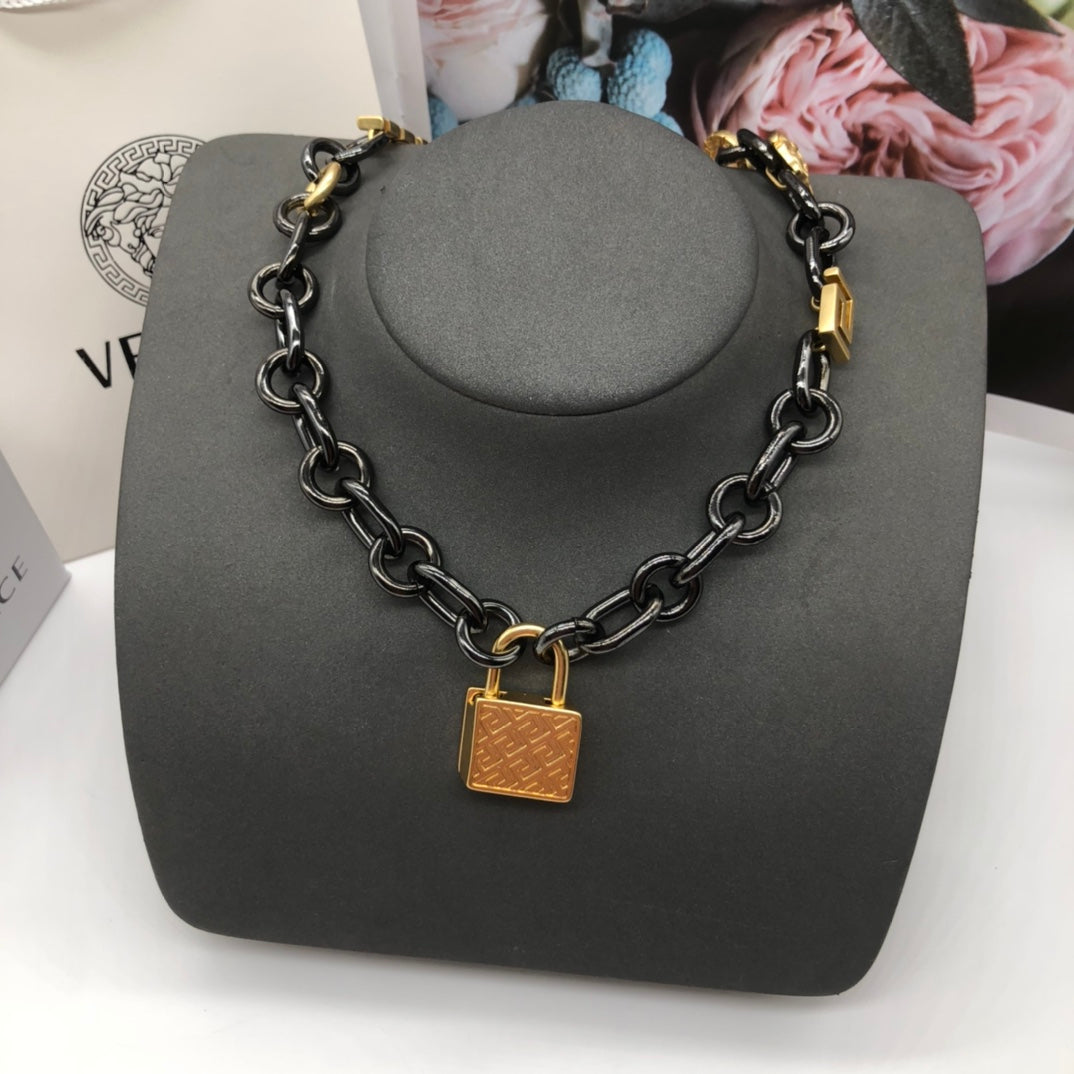 X1Q85V366X Popular Necklaces