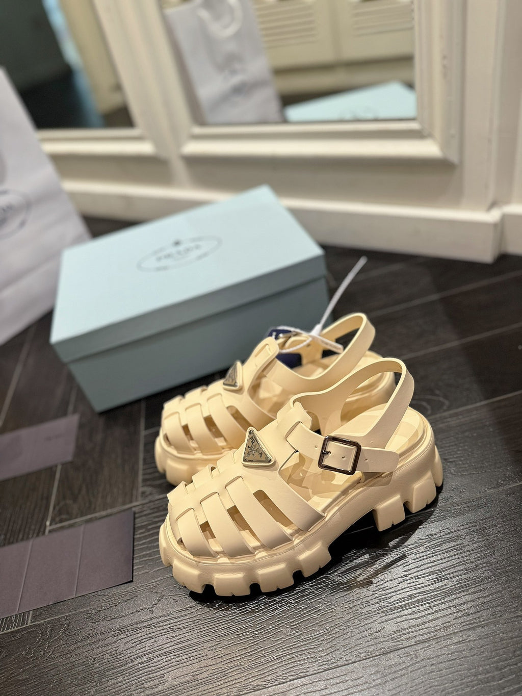 Z2R85P51  Popular high-quality shoes
