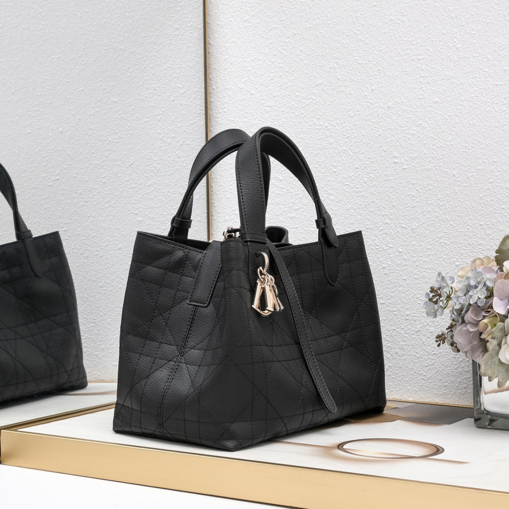 B1R76D42 Popular leather bag
