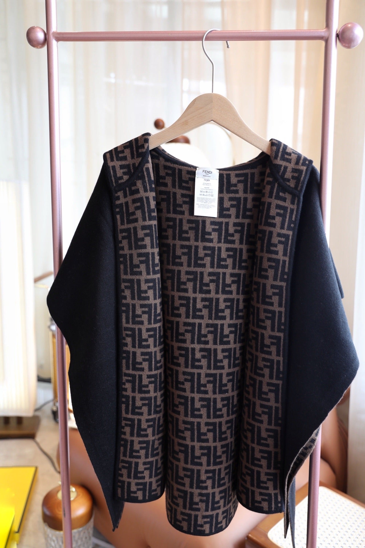 W1R86F13 Popular cape