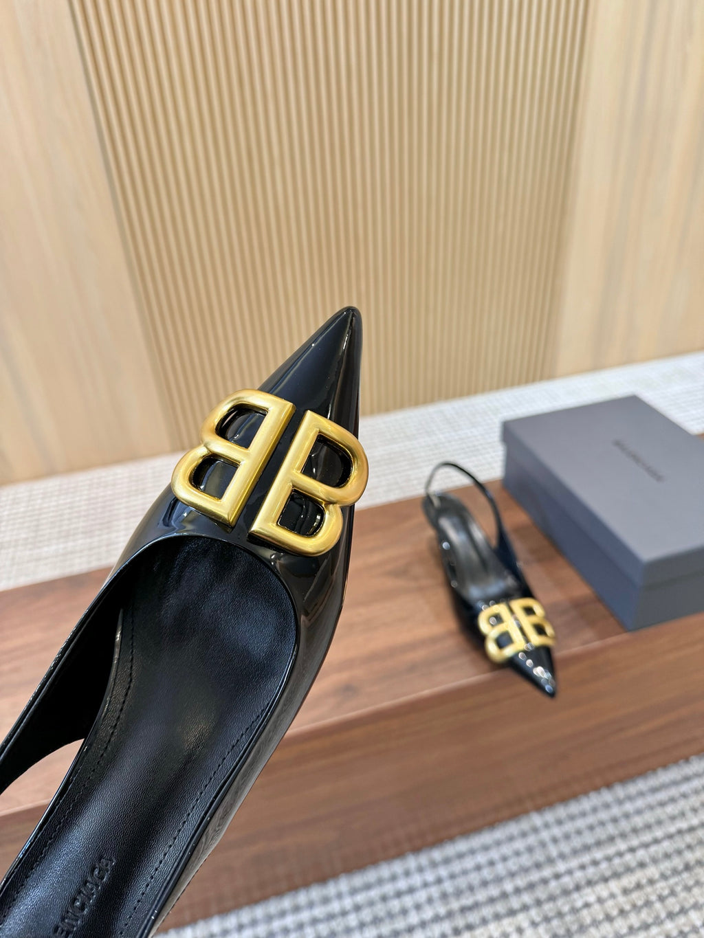 Z2Q55J45 Popular  leather High heels