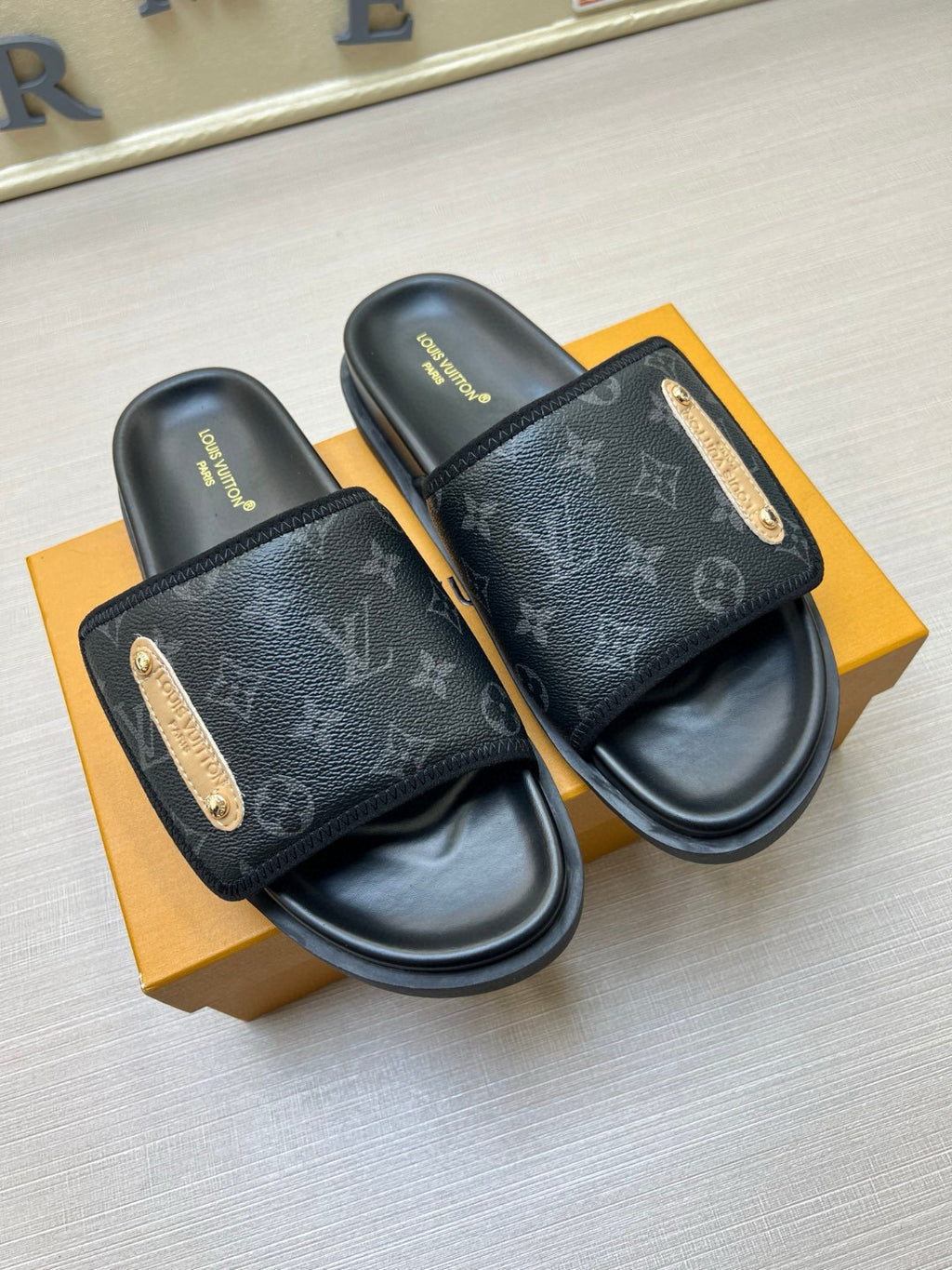 Z5N75E6  Popular Slippers