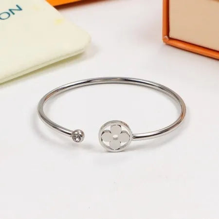 X2B60E11K  Popular Bracelets （A set contains three items）