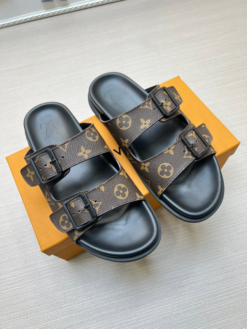Z5ZE57 Popular slippers