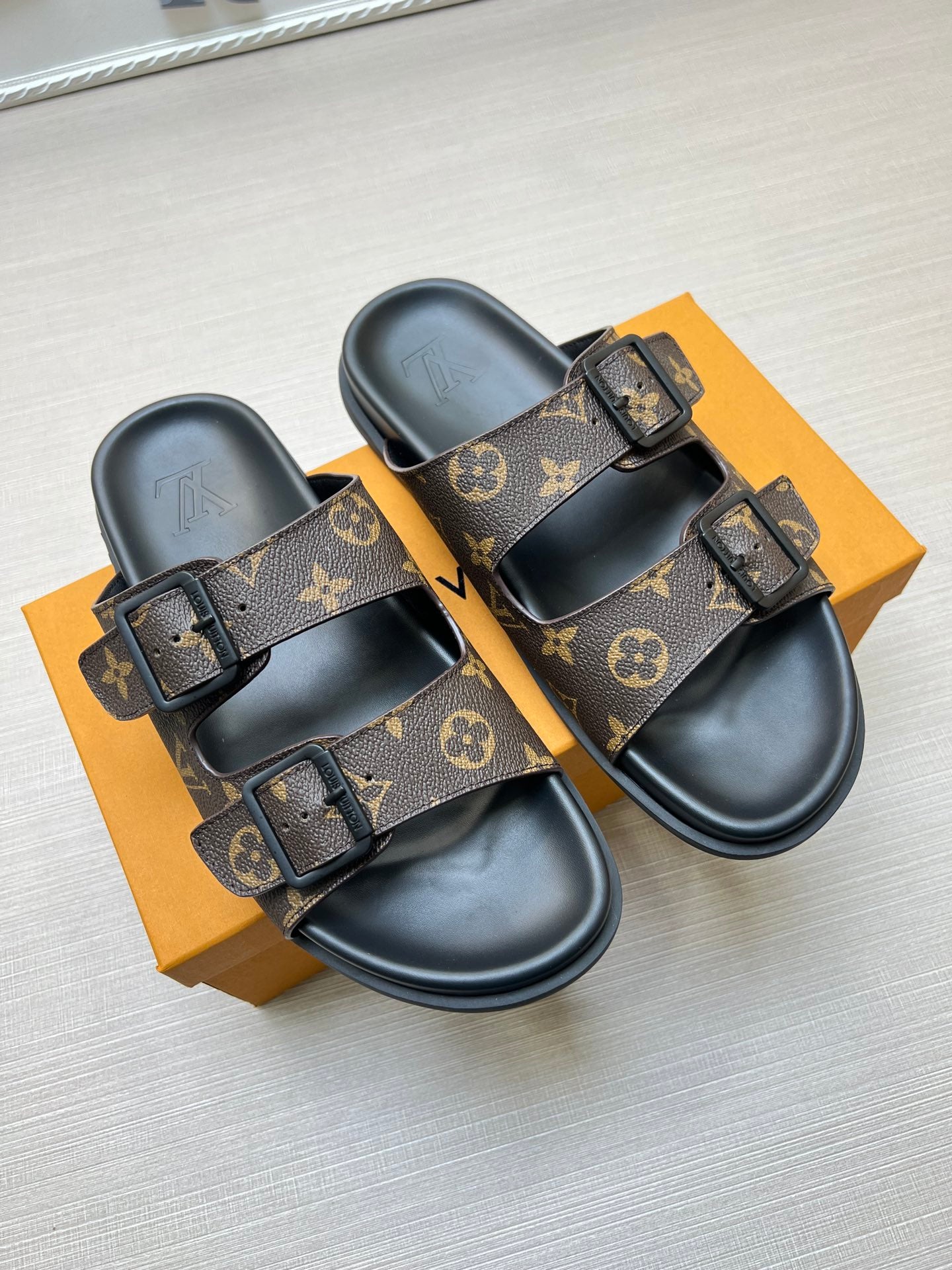 Z5ZE57 Popular slippers