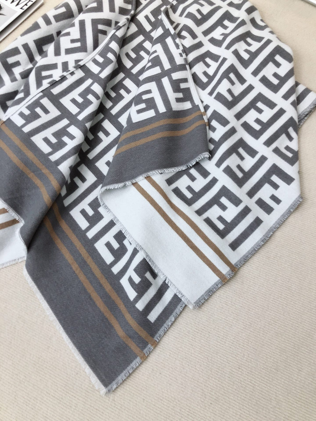 W1R86F28 Popular cloak