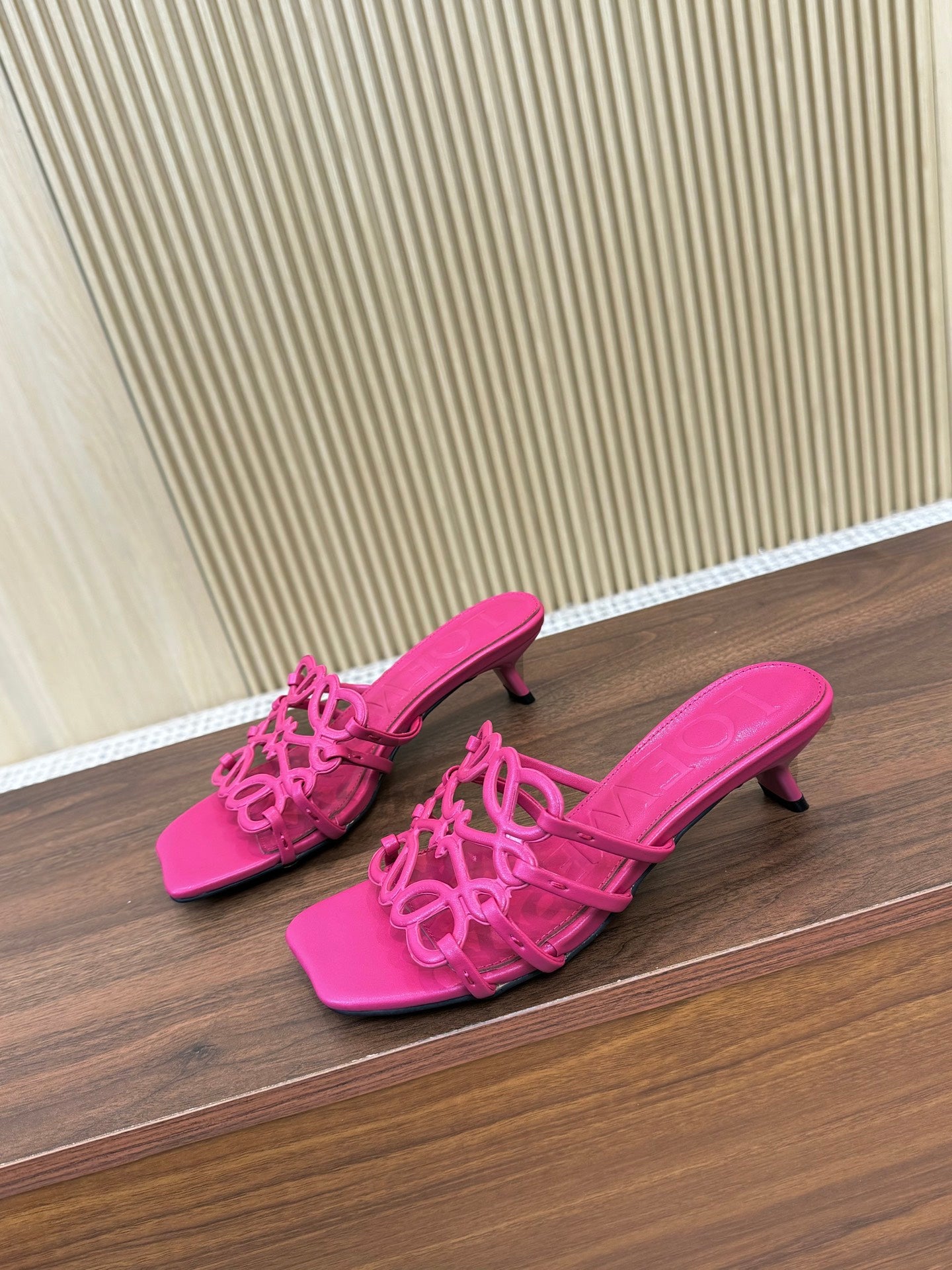 Z2Q55A33 Popular  leather Slippers