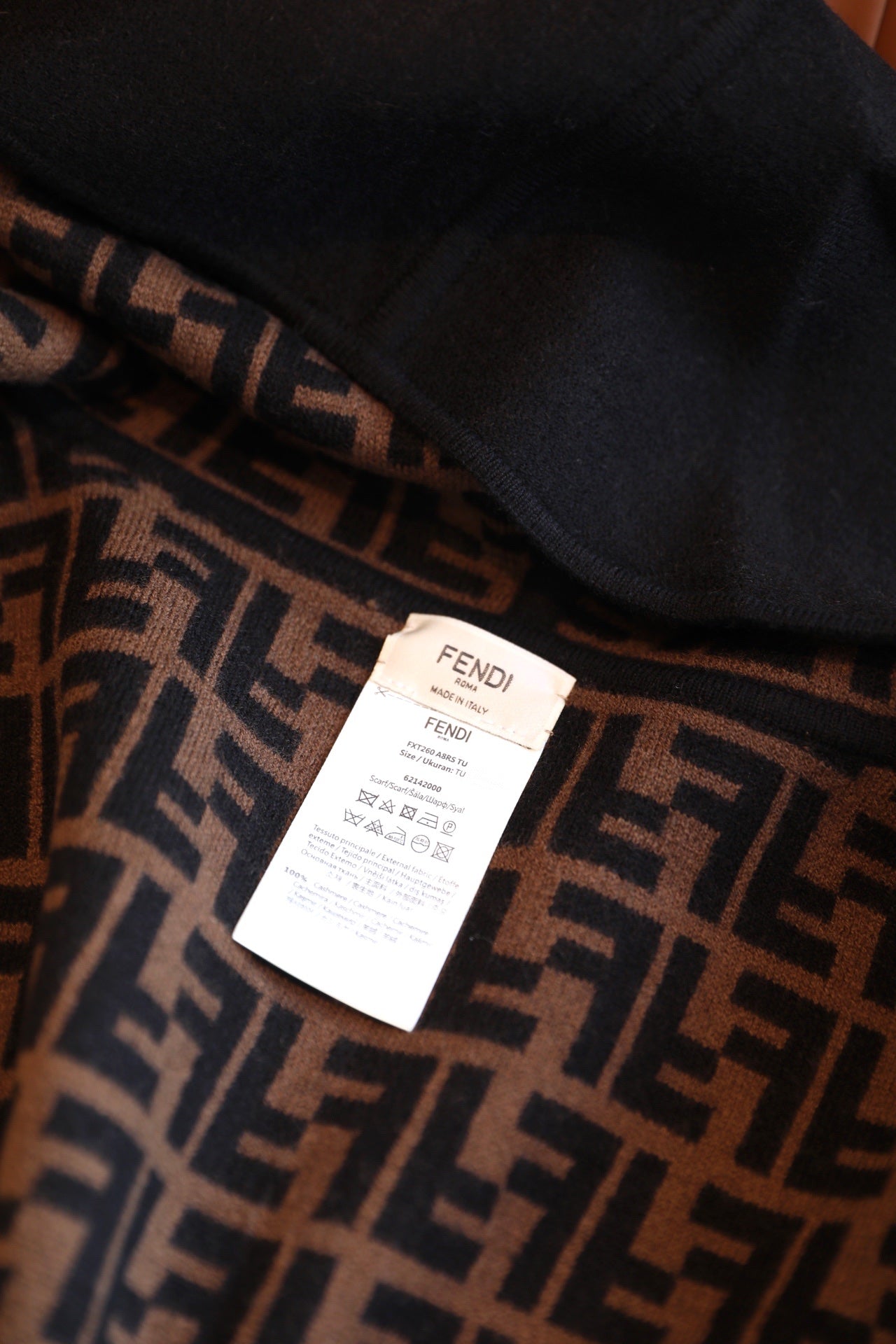 W1R86F13 Popular cape