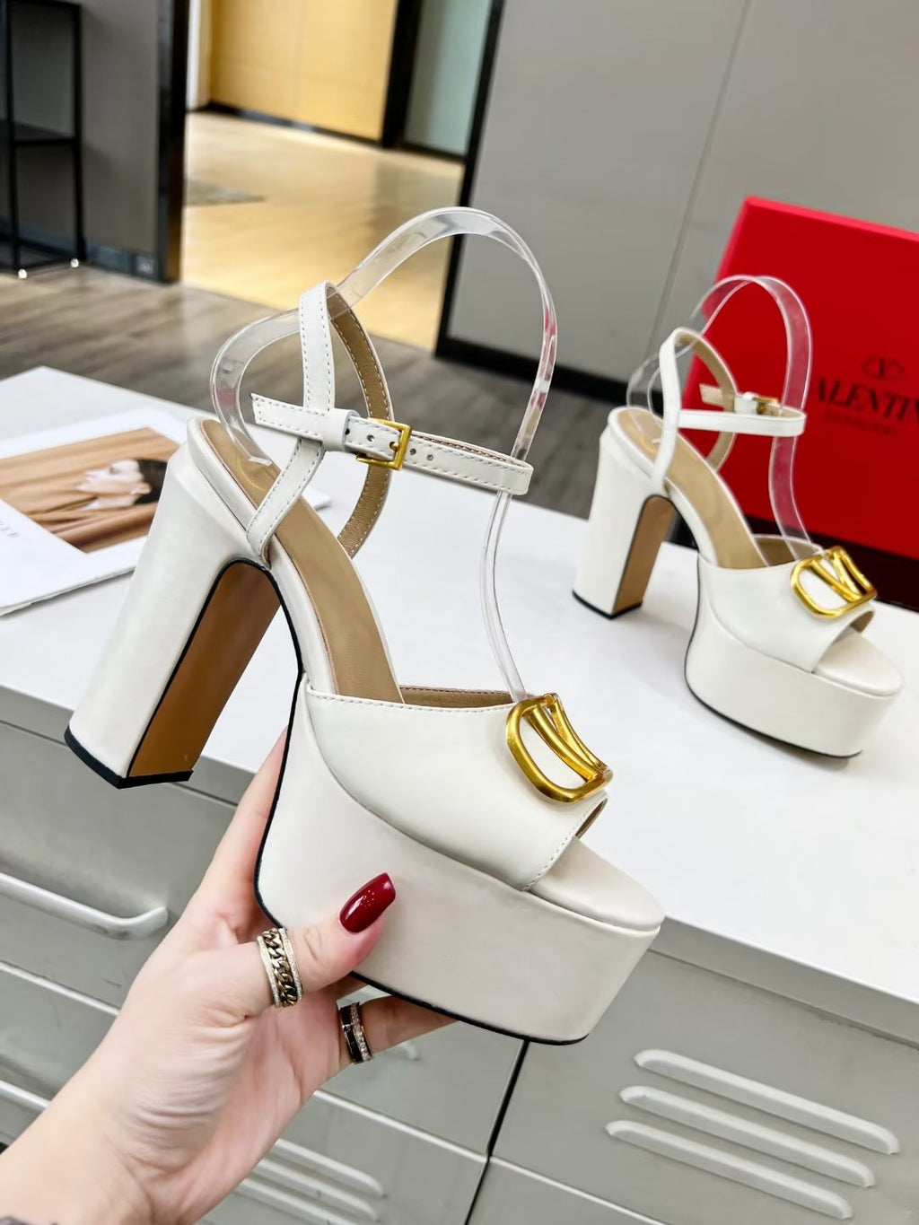 Z2YVL26 Popular leather  High heels