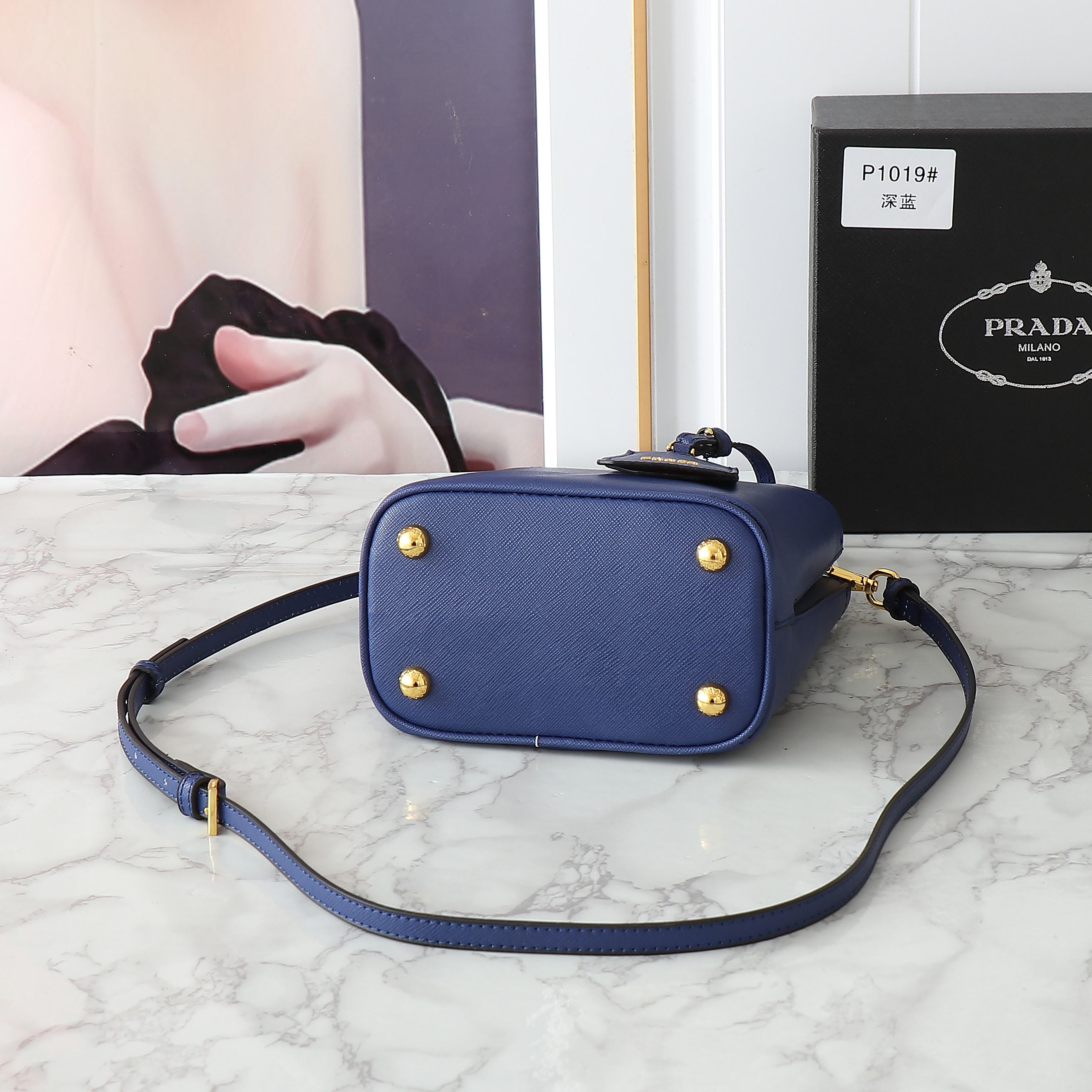 B1W35P102 Popular  leather bag
