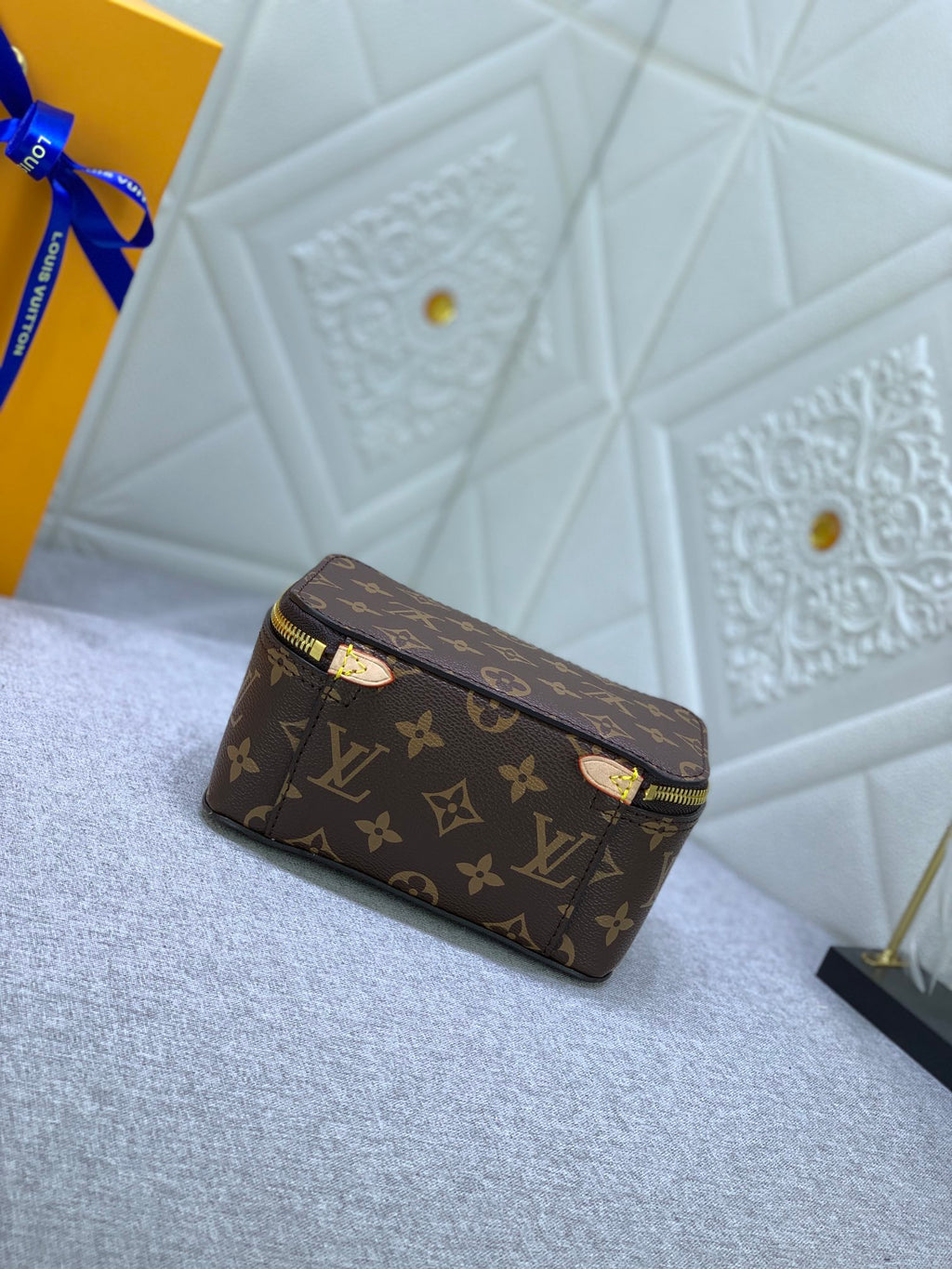 B1X34E272 Popular  leather bag 