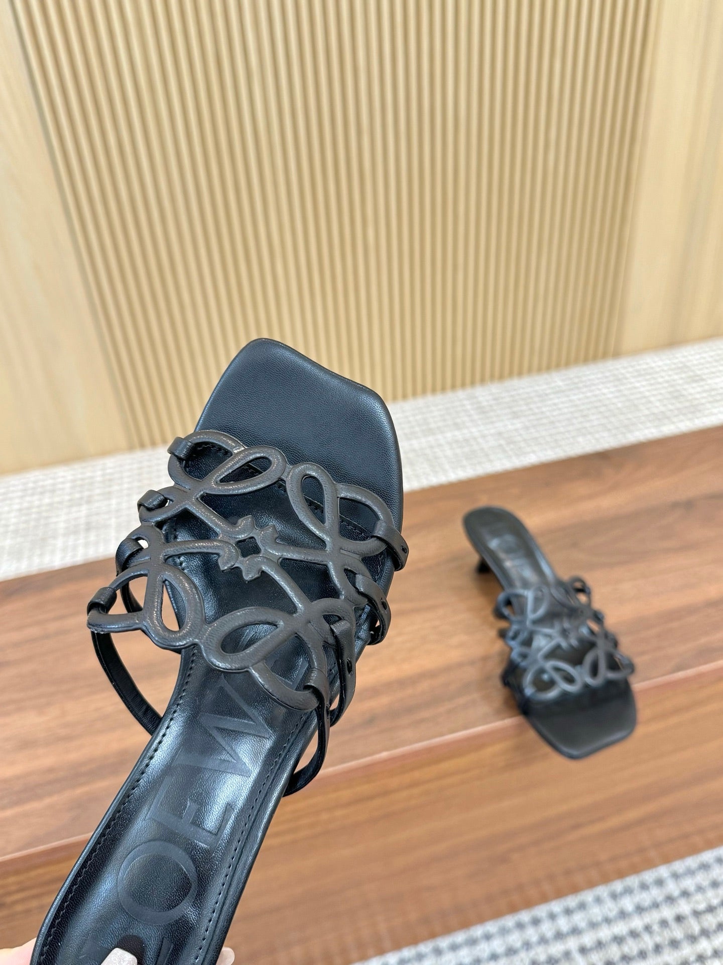 Z2Q55A33 Popular  leather Slippers
