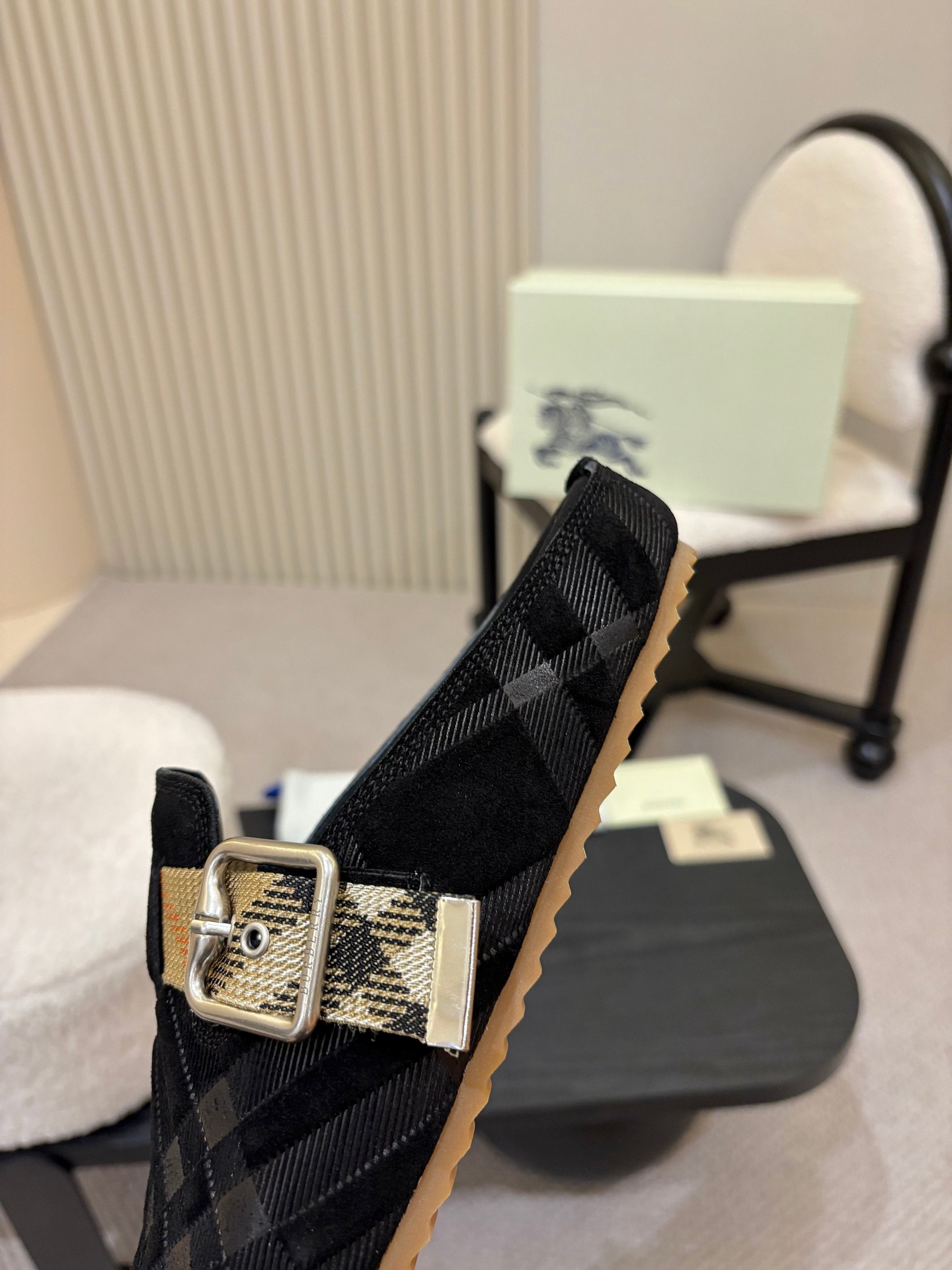 Z2N85R11 Popular high-quality shoes