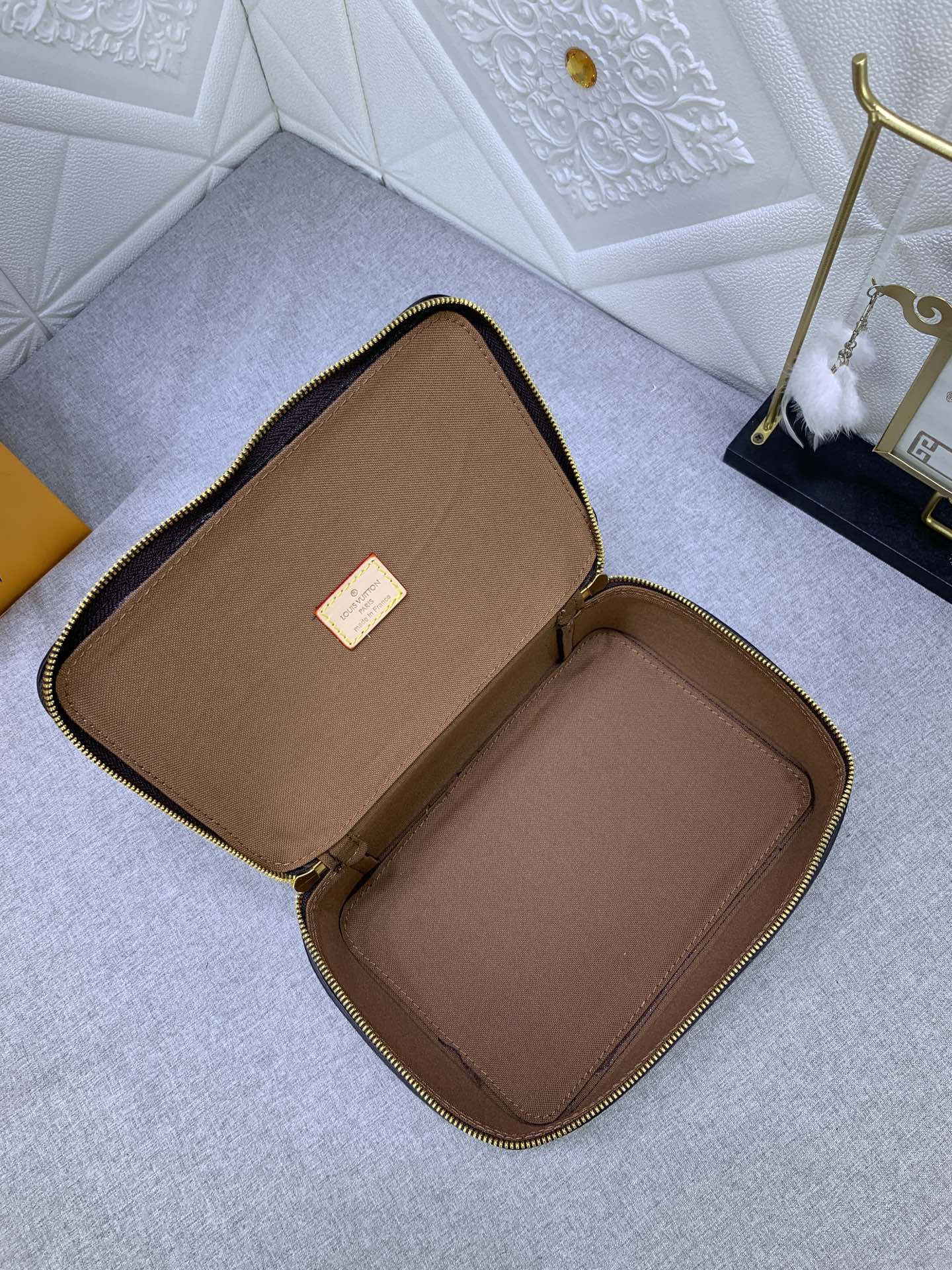 B1X34E272 Popular  leather bag 