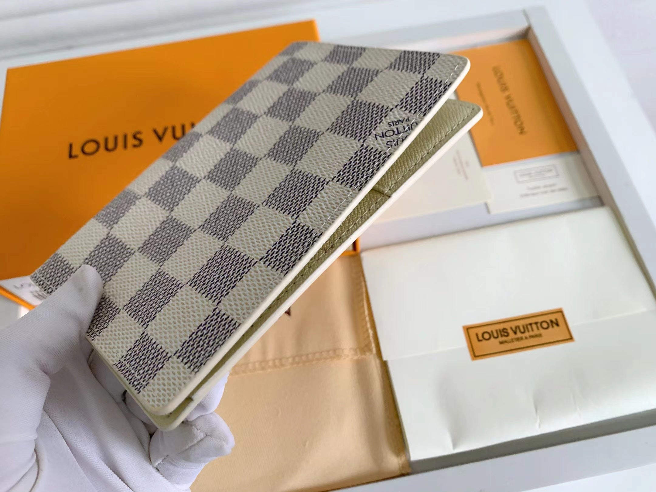 B1A42E300 Popular  leather wallets