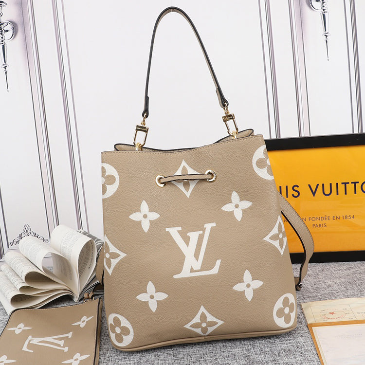 B12X61E04 Popular leather bag 