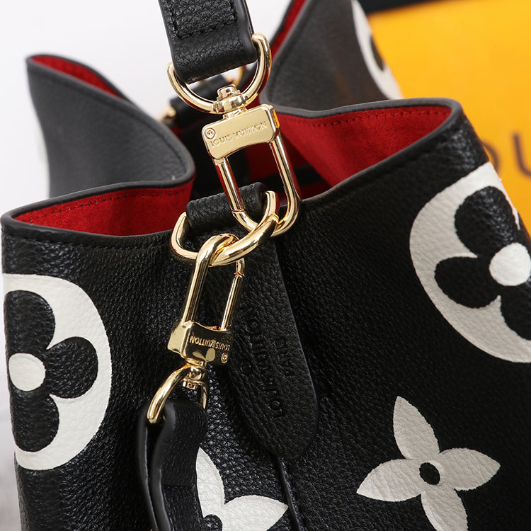 B12X61E04 Popular leather bag 