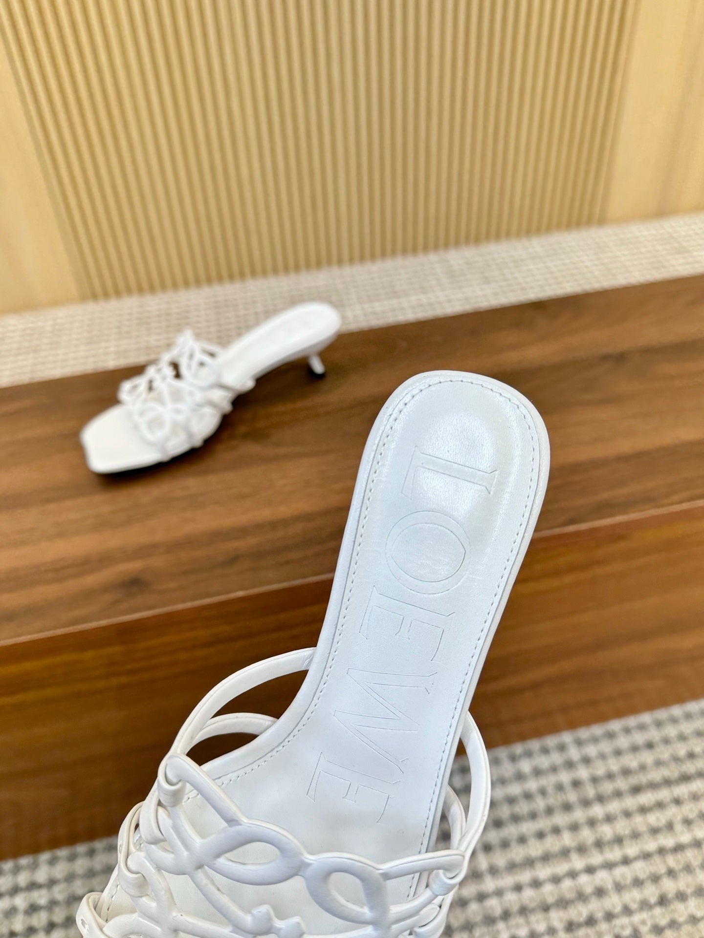 Z2Q55A33 Popular  leather Slippers
