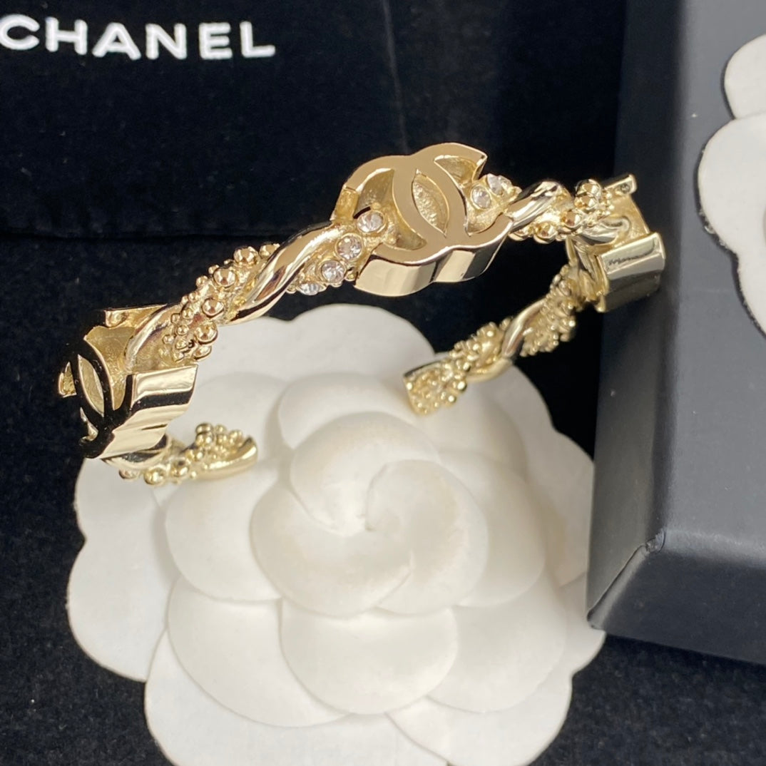 X1N93C197K  Popular bracelet