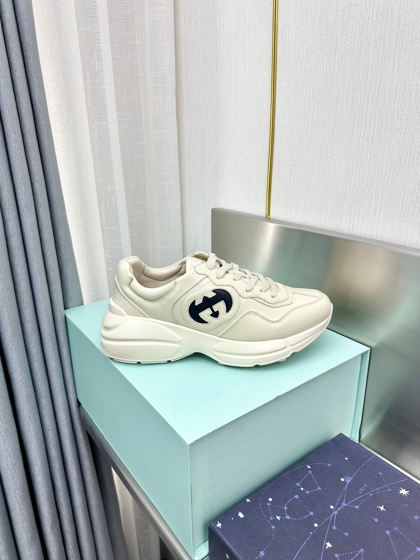 Z2Q95B152  Popular high-quality Shoes