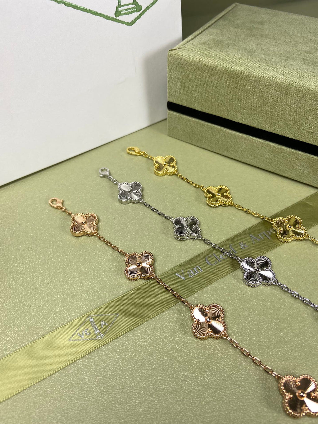 X5X94VA181K  Popular bracelets  5 flowers normal size1.5cm flower