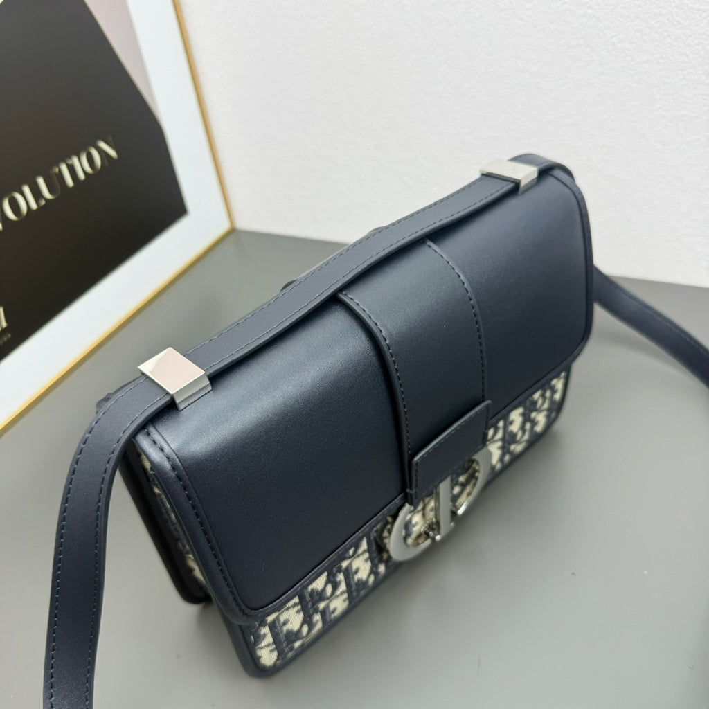 B1W25D82 Popular  leather bag