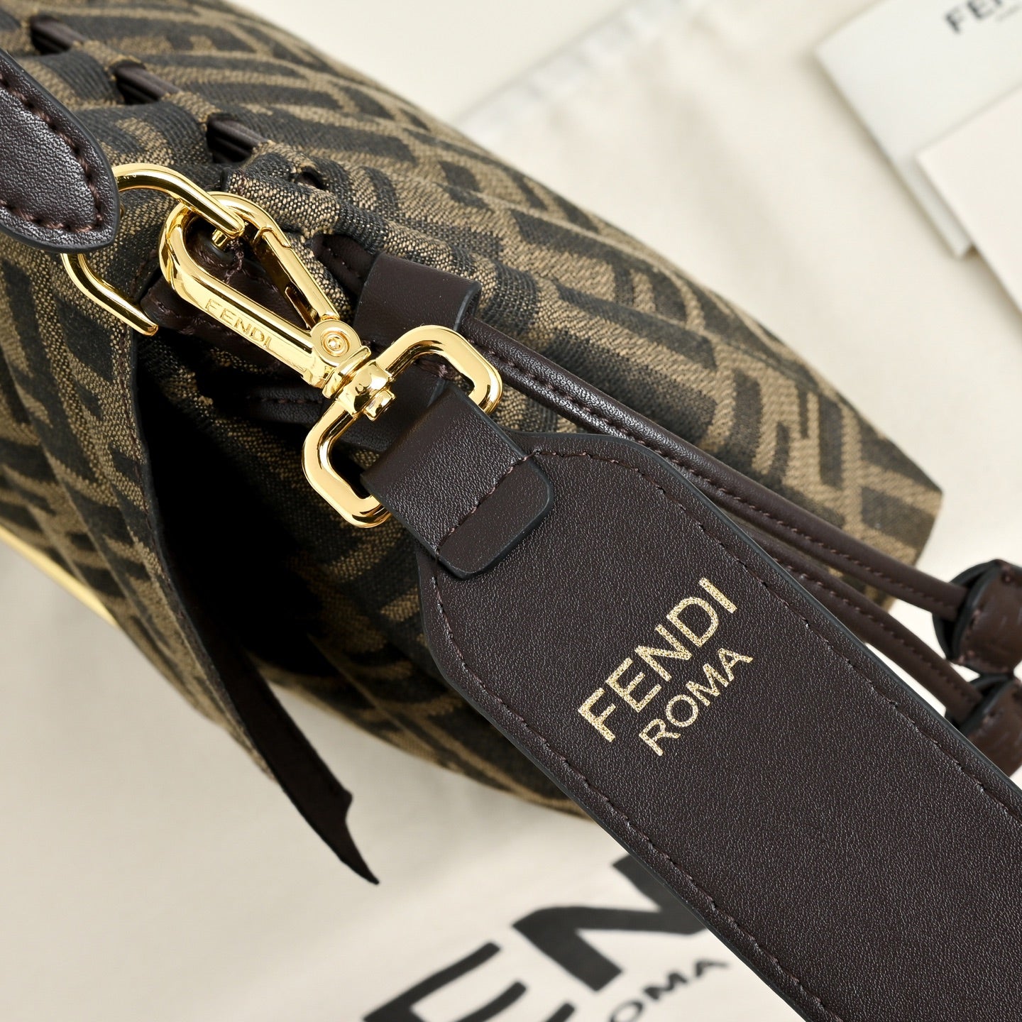 B1P36F106 Popular leather bag