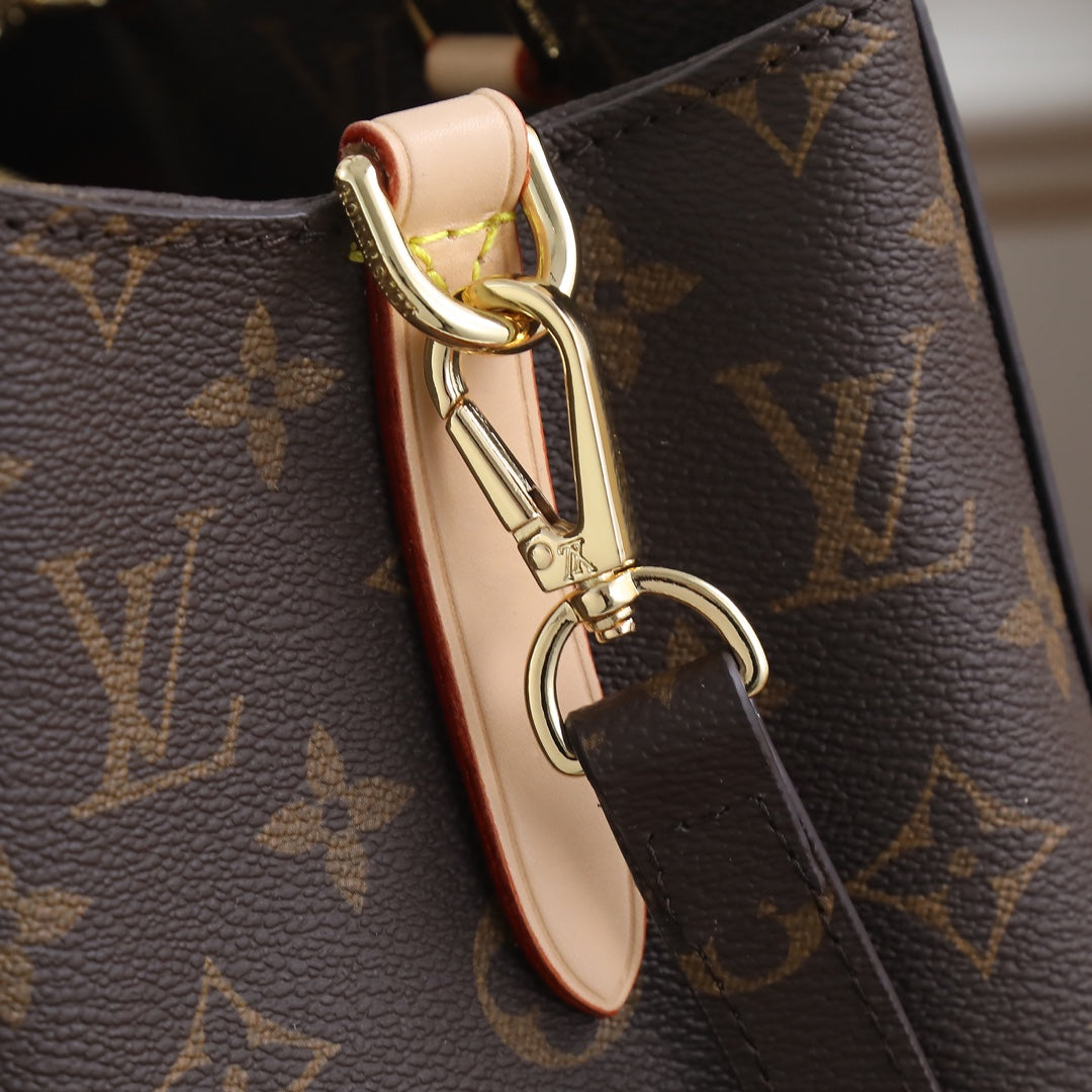 B12X44E317 Popular   leather bag 