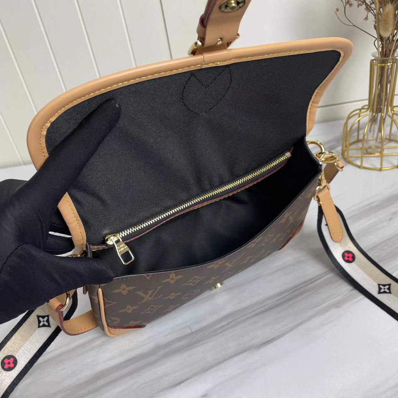 B12X73E28 Popular leather bag 