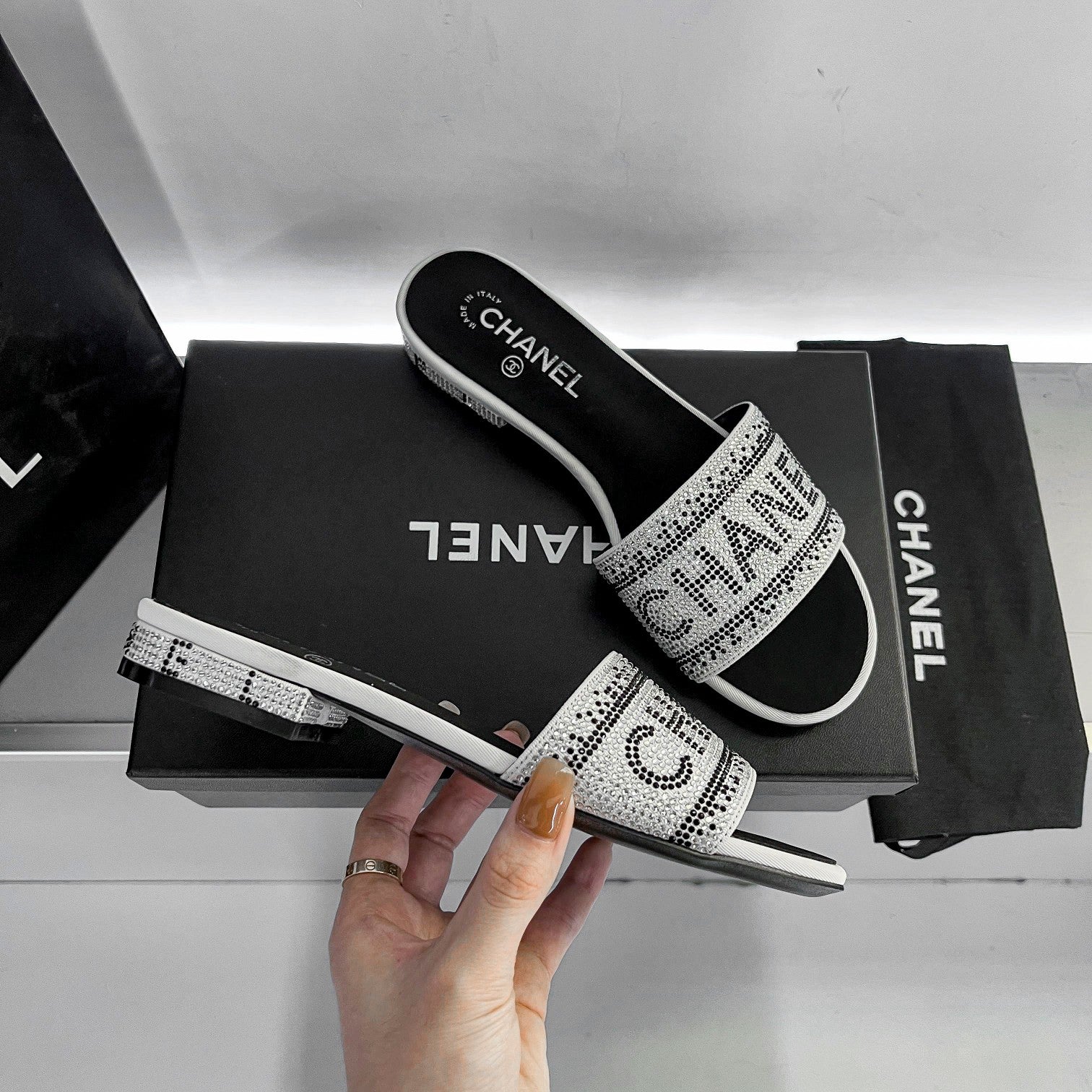 Z1ZC57 Popular sandals