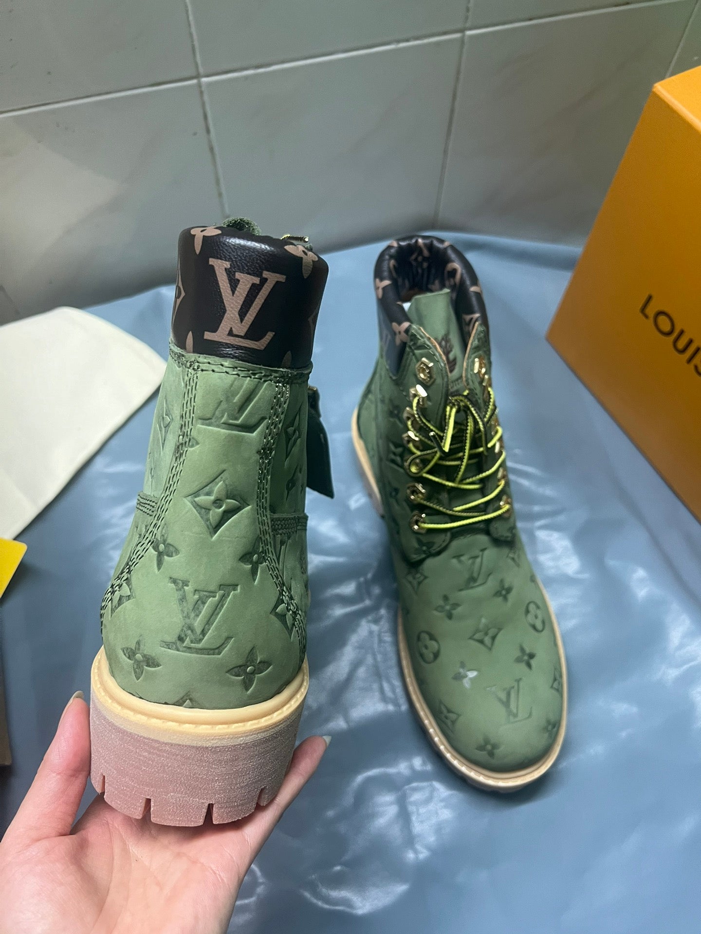 Z2Q105E382 Popular high-quality leather Boots
