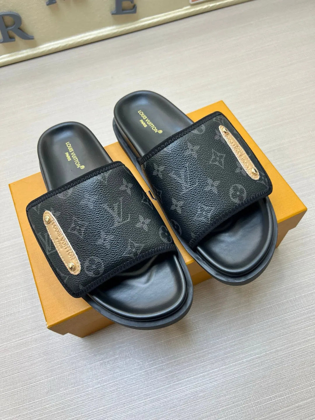 Z5N75E6  Popular Slippers