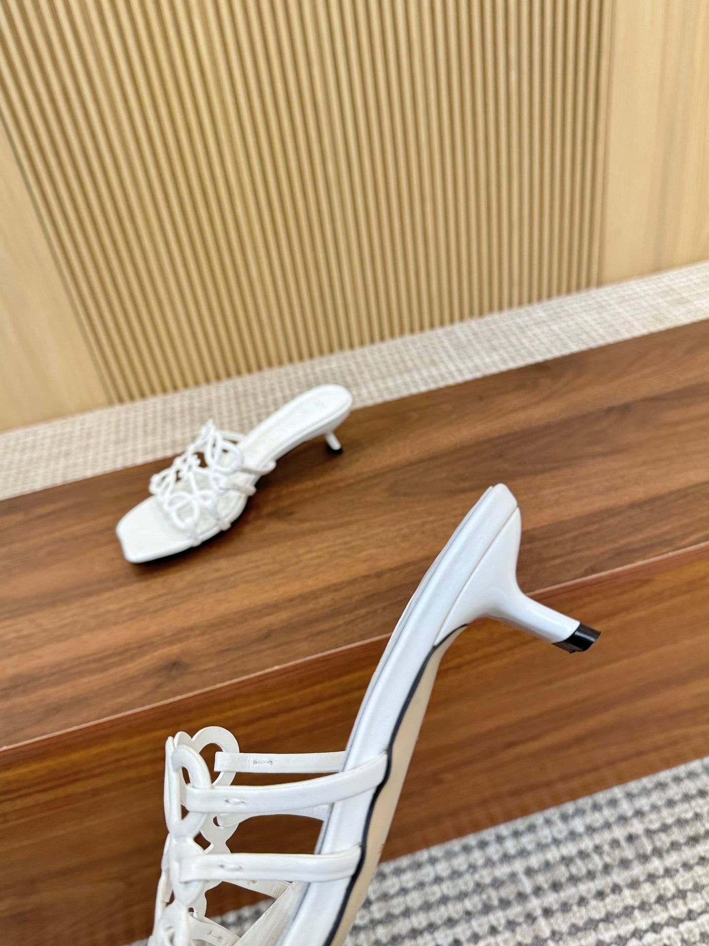 Z2Q55A33 Popular  leather Slippers