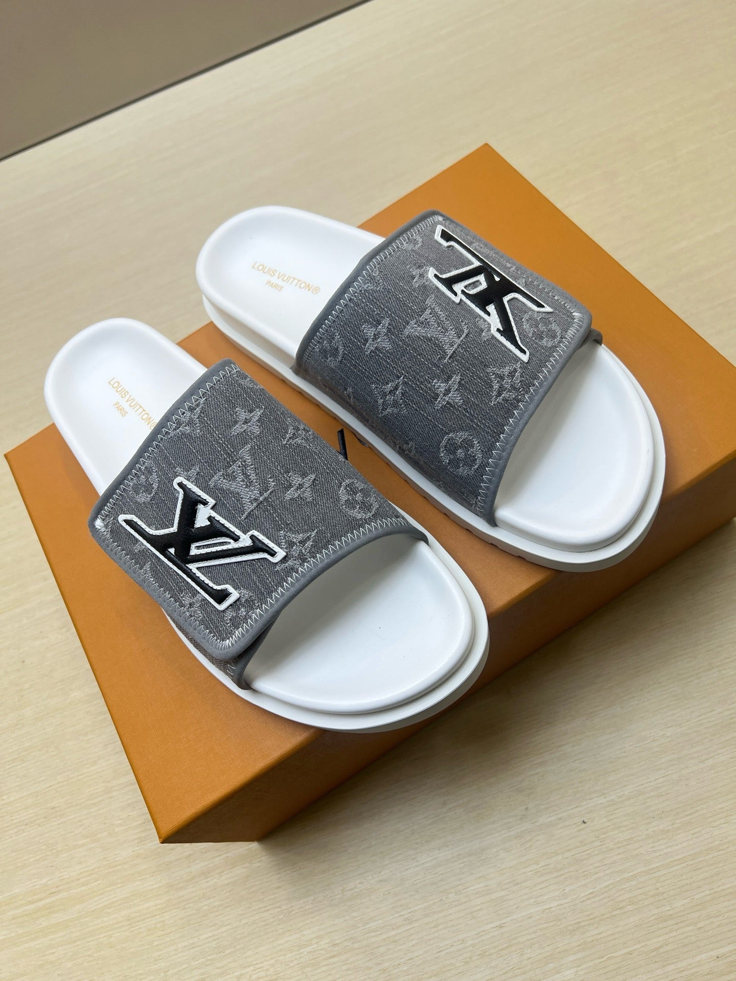 Z5R66E21 Popular  Slippers
