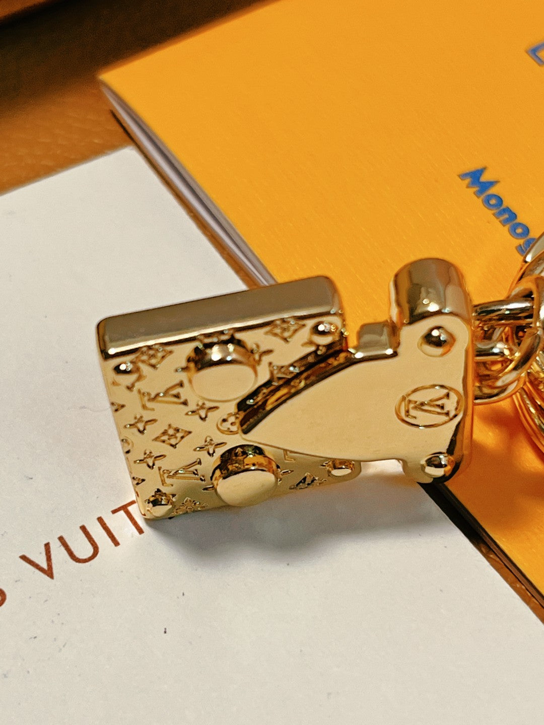 A1ZE43  Popular key closure