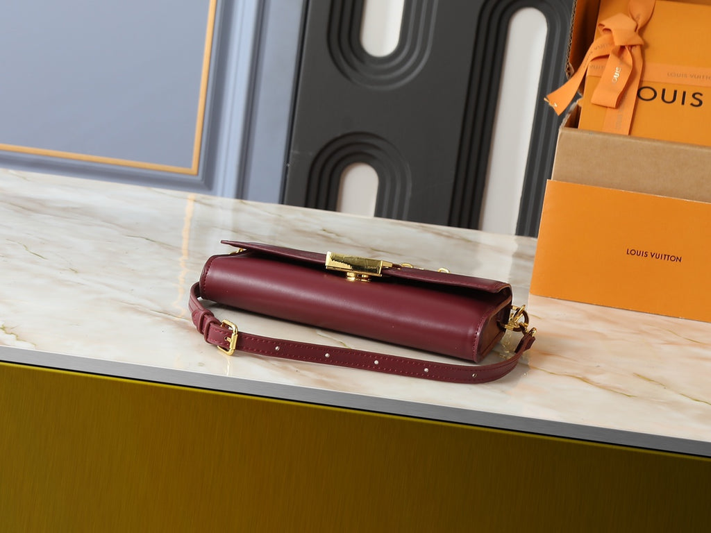 B1R15E145 Popular leather bag