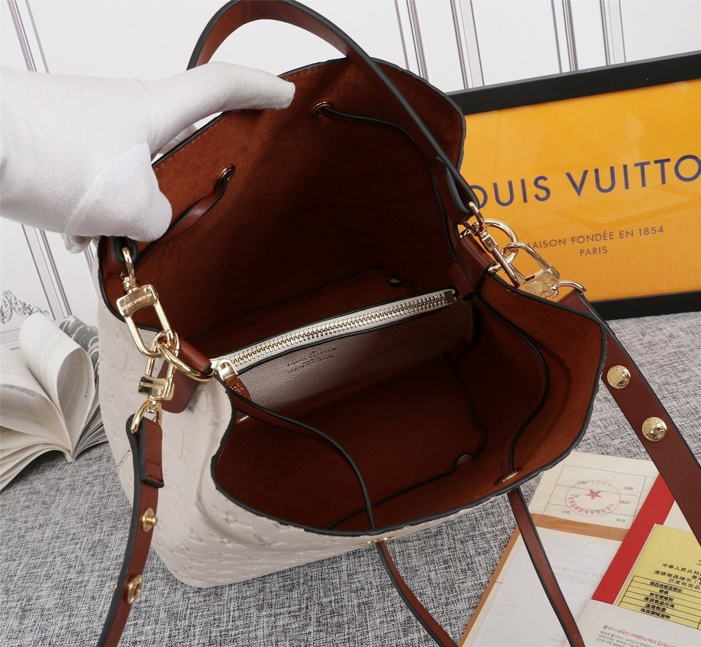 B12X73E60 Popular leather bag 