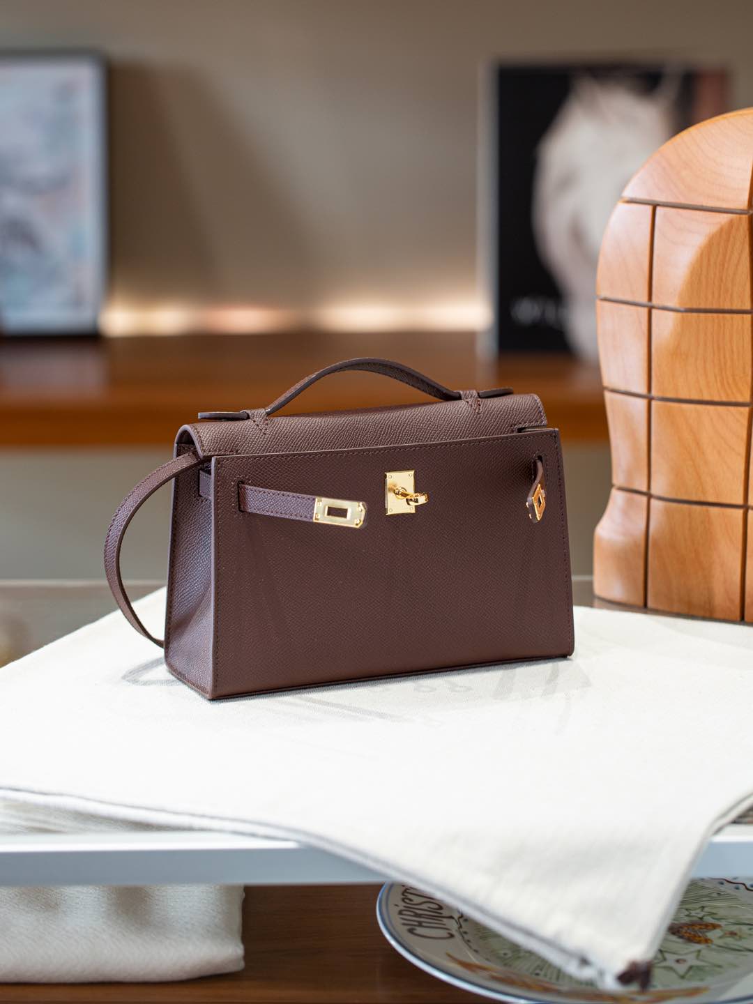 B1R66A6 Popular leather bag