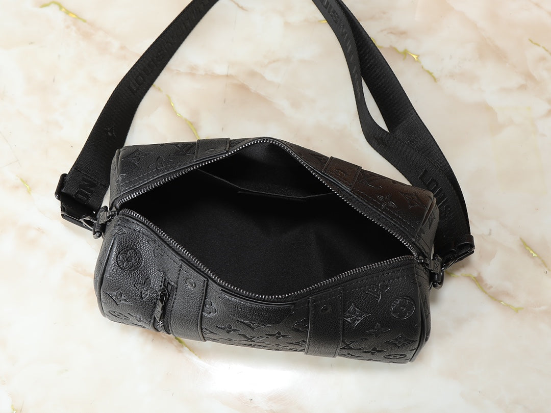 B1R15E144 Popular leather bag