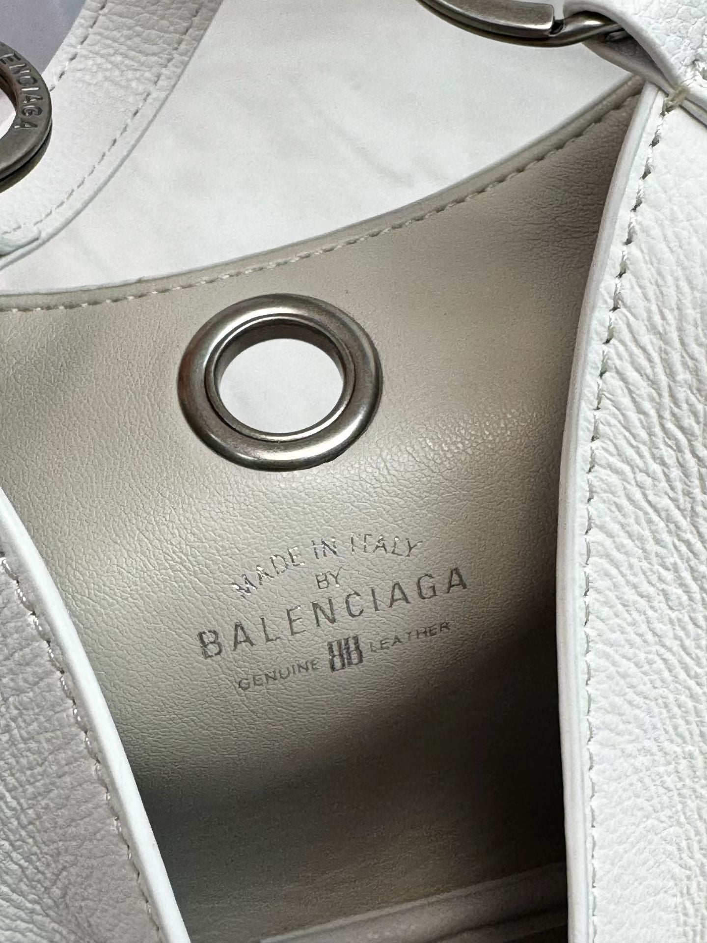 B1P46J144 Popular leather bags