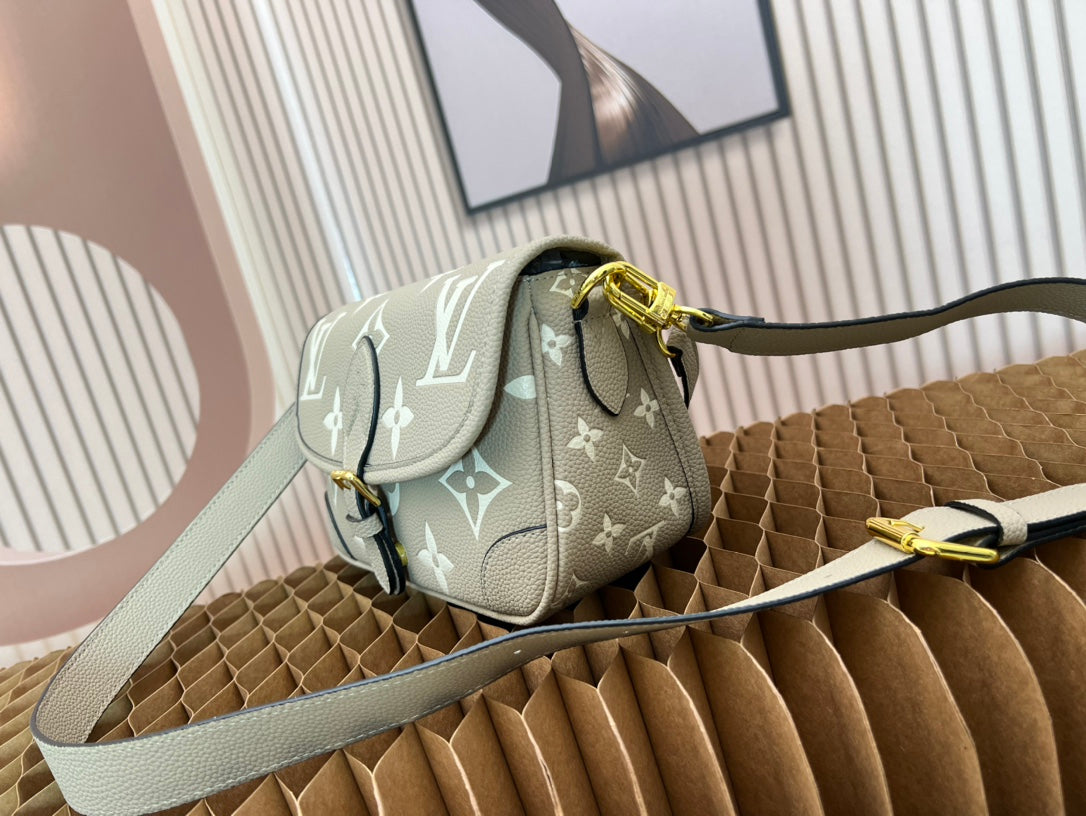 B12X73E28 Popular leather bag 