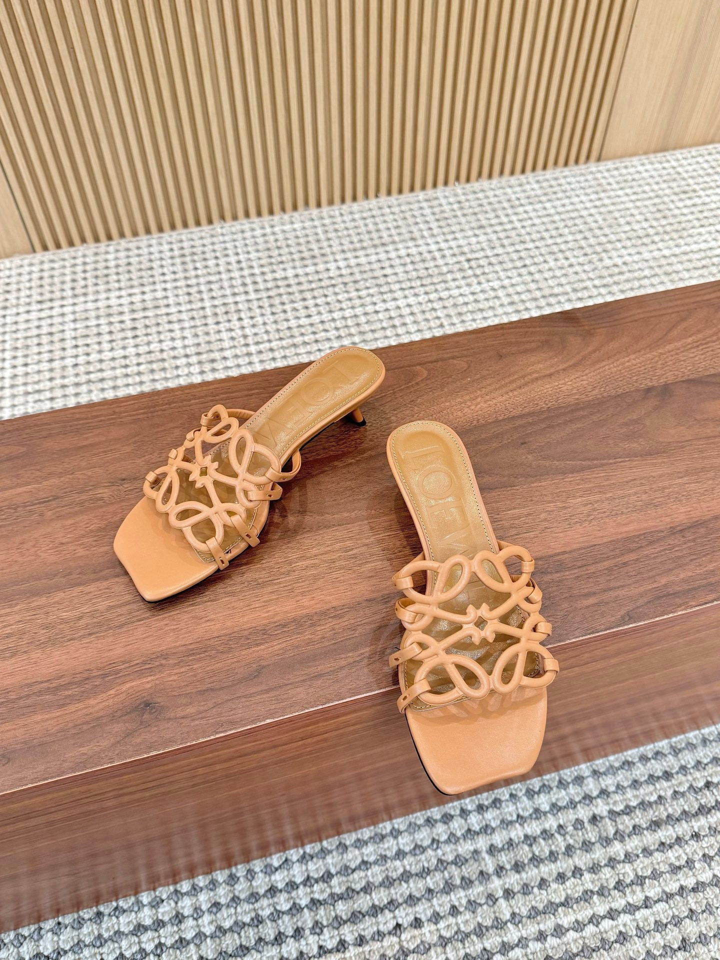 Z2Q55A33 Popular  leather Slippers